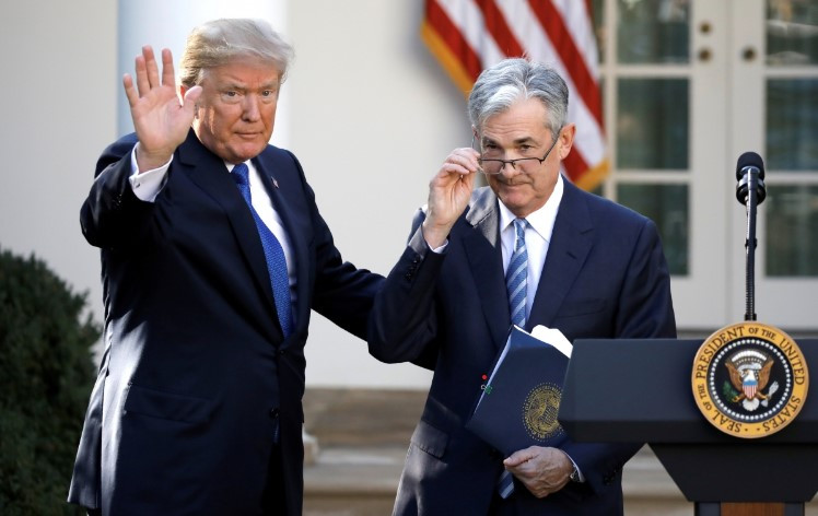 Donald-Trump-v&agrave;-Powell.jpg