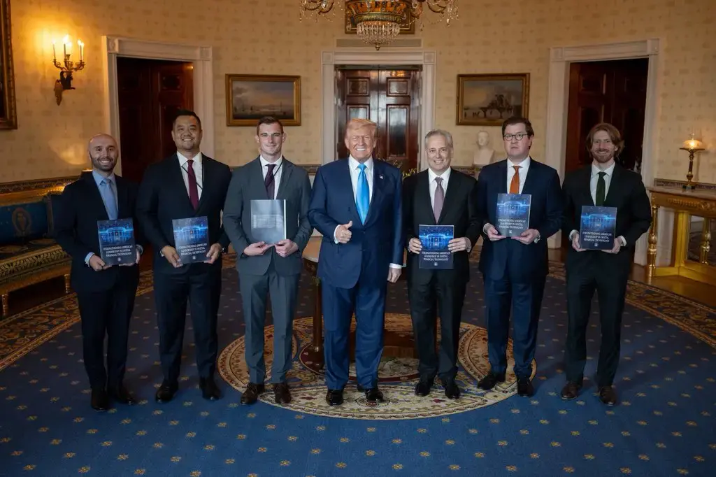 Tổng thống Donald Trump đại diện báo cáo.webp