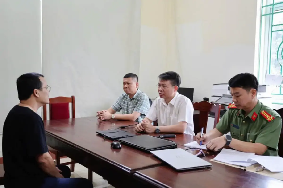 Thiếu tướng Nguyễn Minh Tuấn (ngồi giữa) trực tiếp xét hỏi các đối tượng trong vụ án..webp