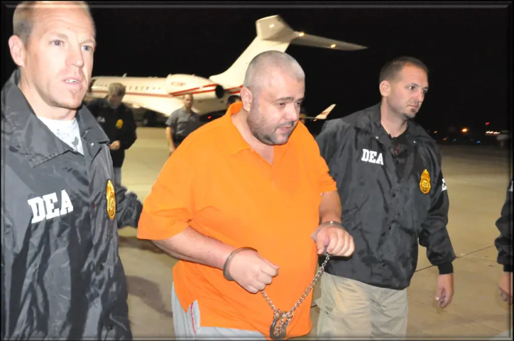 Paul_Le_Roux_being_escorted_by_DEA_agents_2.png