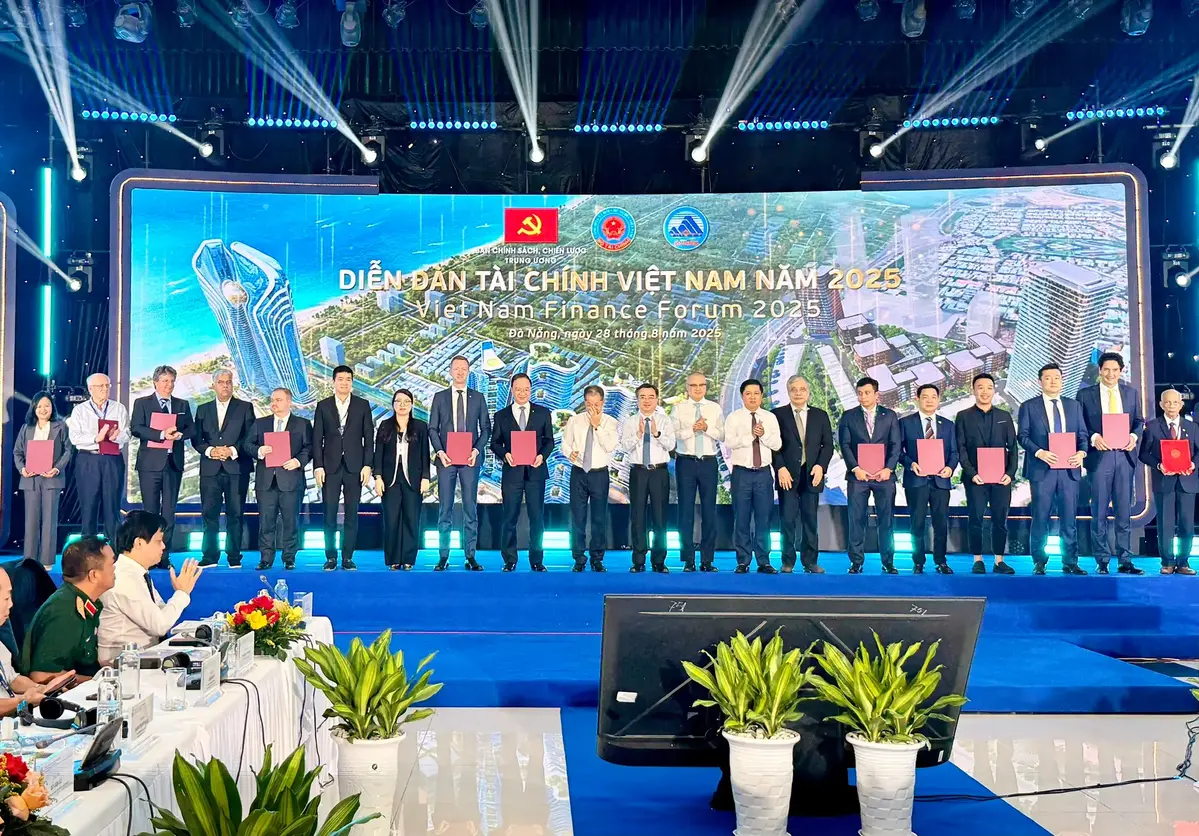 UBND TP. Đà Nẵng ký kết Biên bản ghi nhớ với Tether Operations cùng các đối tác quốc tế tại Tuần lễ Tài chính và Công nghệ Đà Nẵng 2025..webp