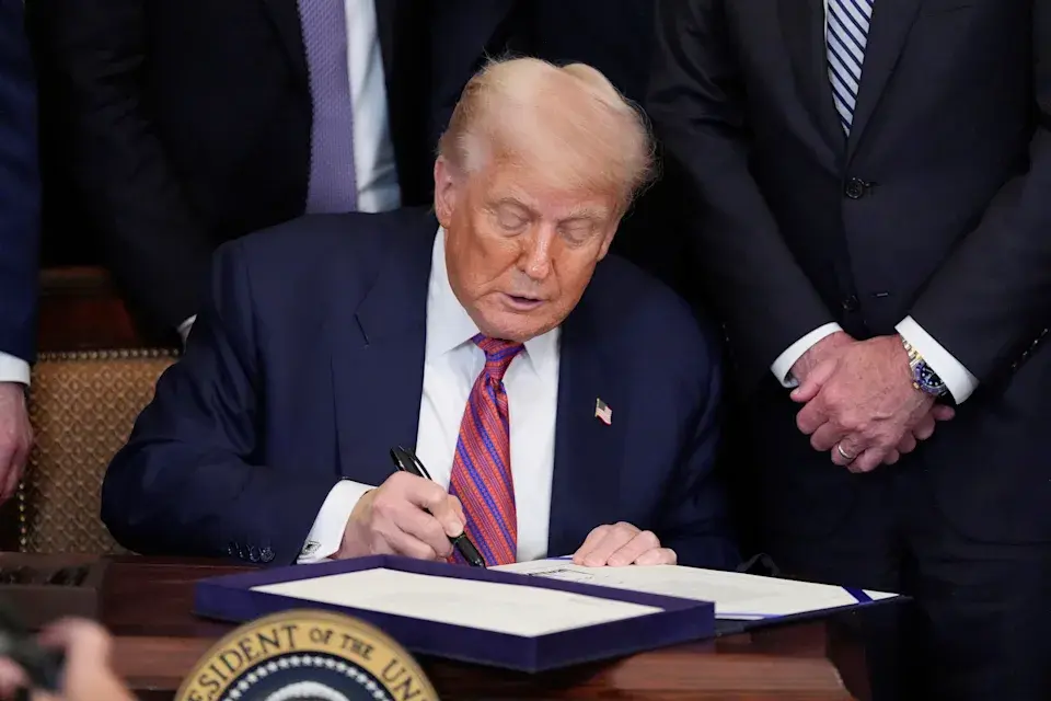 Tổng thống Mỹ Donald Trump ký Đạo luật GENIUS về quản lý stablecoin tại Nhà Trắng, ngày 18:7:2025..webp