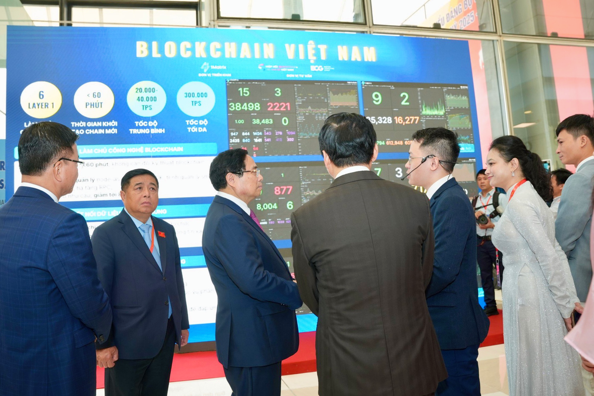 am-minh-chinh-va-cac-quan-chuc-chinh-phu-tham-khu-trung-bay-mang-dich-vu-da-chuoi-blockchain-viet-nam-vbsn-4-1760246192307787645023-1760250251864-17602502523324525047.webp