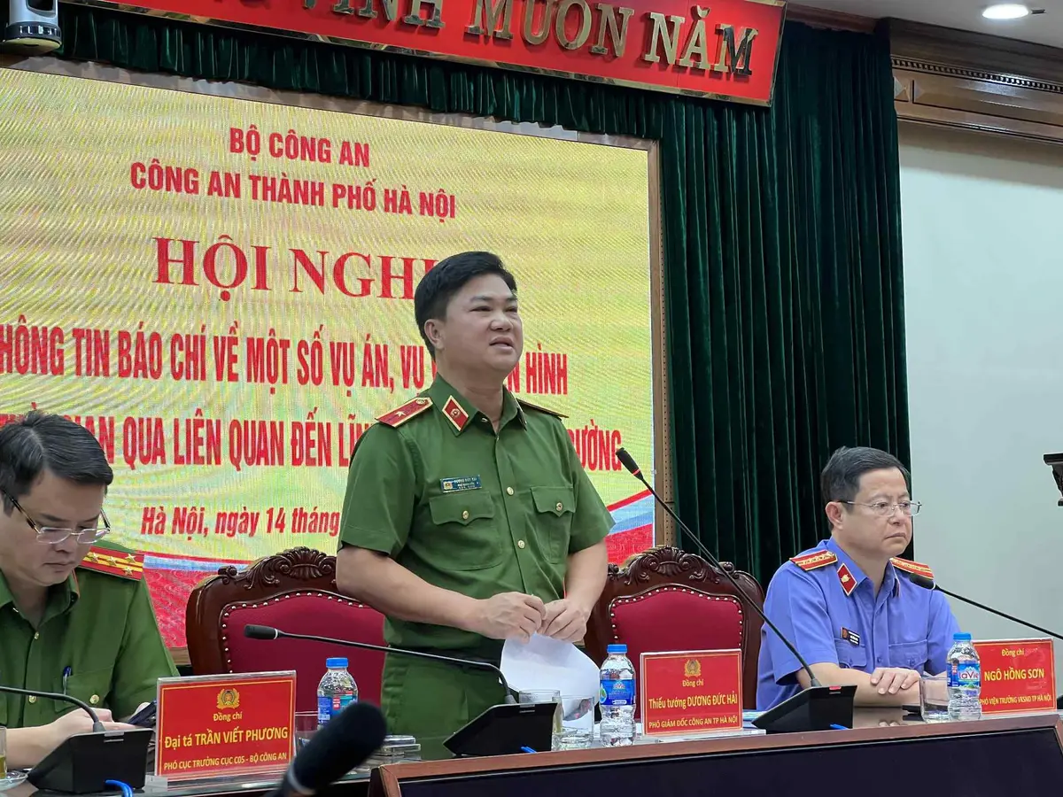 Thiếu tướng Dương Đức Hải, Phó Giám đốc Công an TP Hà Nội, chủ trì buổi họp báo.webp