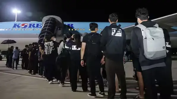 Các công dân Hàn Quốc liên quan hoạt động lừa đảo sử dụng công nghệ được bàn giao tại sân bay quốc tế ở thủ đô Phnom Penh, Vươ.webp