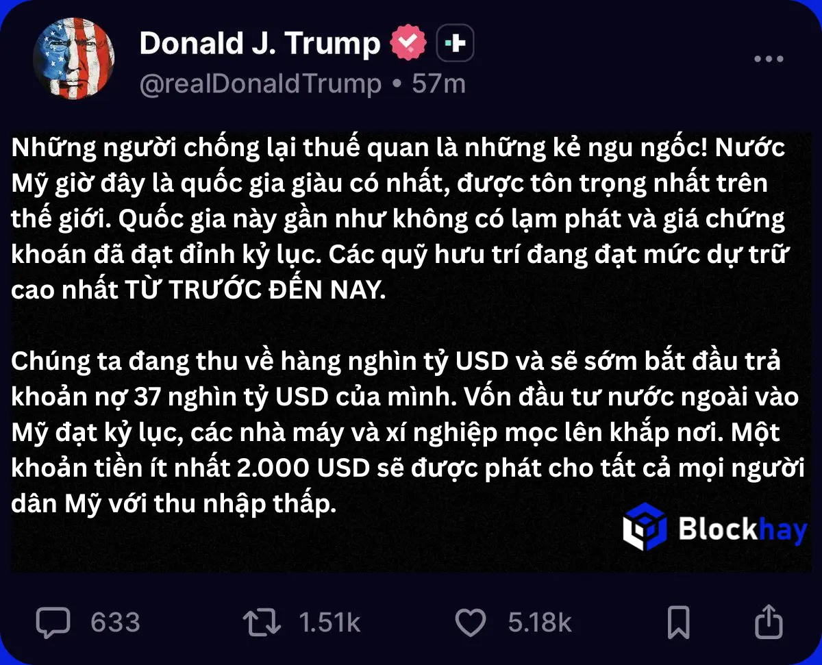 Trump ph&aacute;t tiền cho d&acirc;n Mỹ