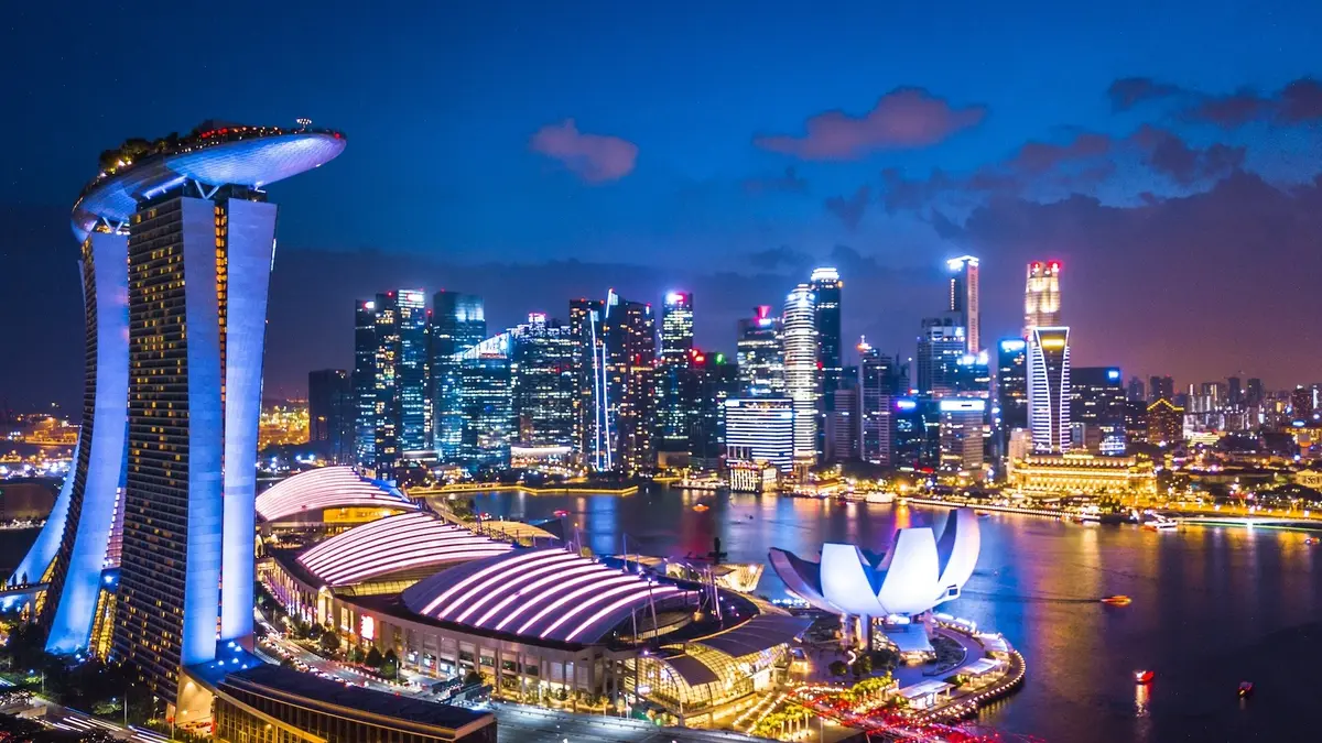 featured-image-singapore-at-night-094551.webp