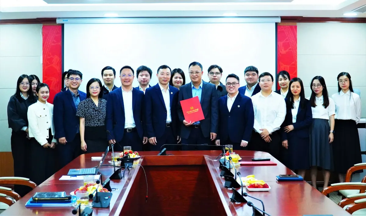 toan bo cong chuc Ban.jpg