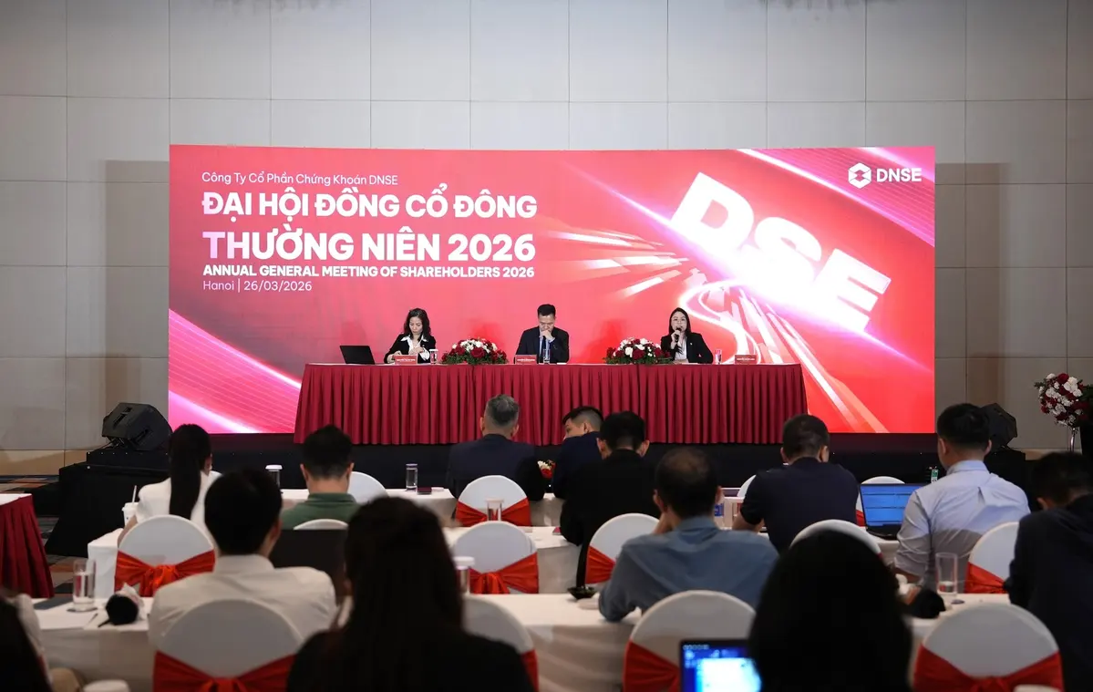 ktck.1cdn.vn-2026-03-26-_ban-lanh-dao-dnse-tra-loi-co-dong-tai-dai-hoi-3-.jpg