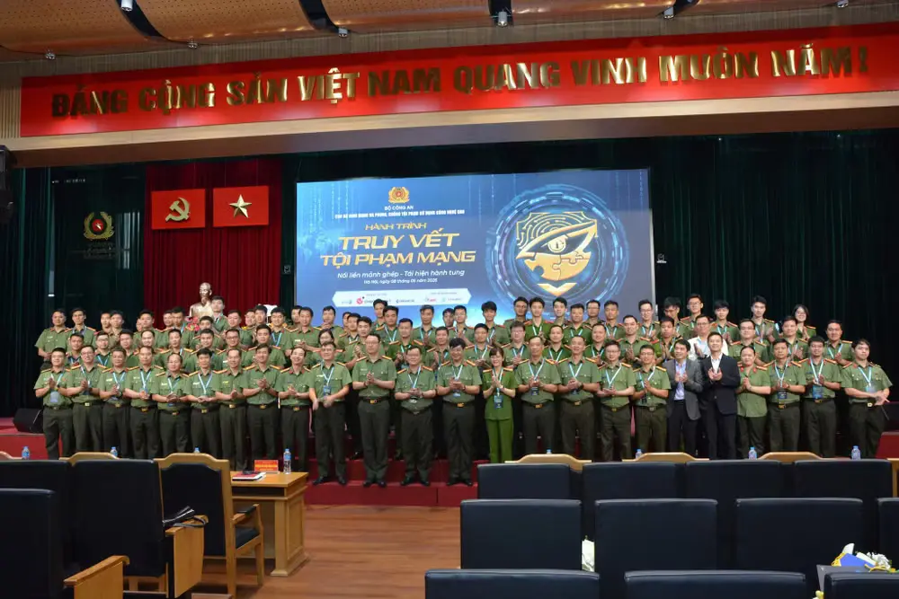 lanh-dao-cuc-va-cac-doi-thi-chup-anh-luu-niem.avif