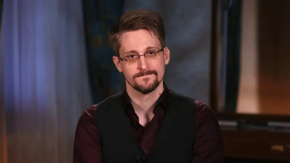 edwardsnowden_ROJV.jpg.webp