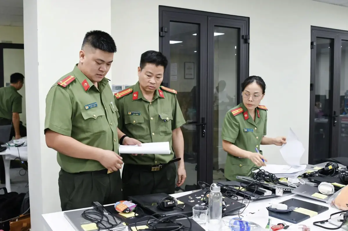 co-quan-dieu-tra-kham-xet-thu-thap-tai-lieu-va-thiet-bi-dien-tu-lien-quan-mot-duong-day-lua-dao-dau-tu-tien-soanh-cong-an-tinh-phu-tho-17818812819851738360965.webp