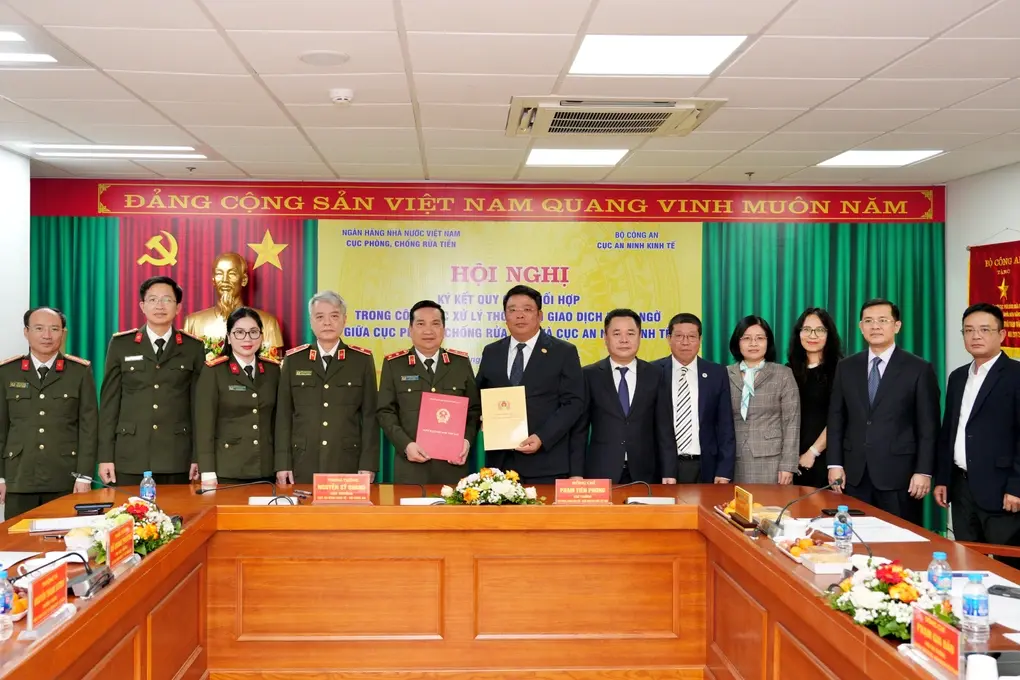 pho-thong-doc-nguyen-ngoc-canh-chung-kien-le-ki-ket-giua-dai-dien-cuc-phong-chong-rua-tien-va-cuc-an-ninh-kinh-tejpg-1764248875006.webp