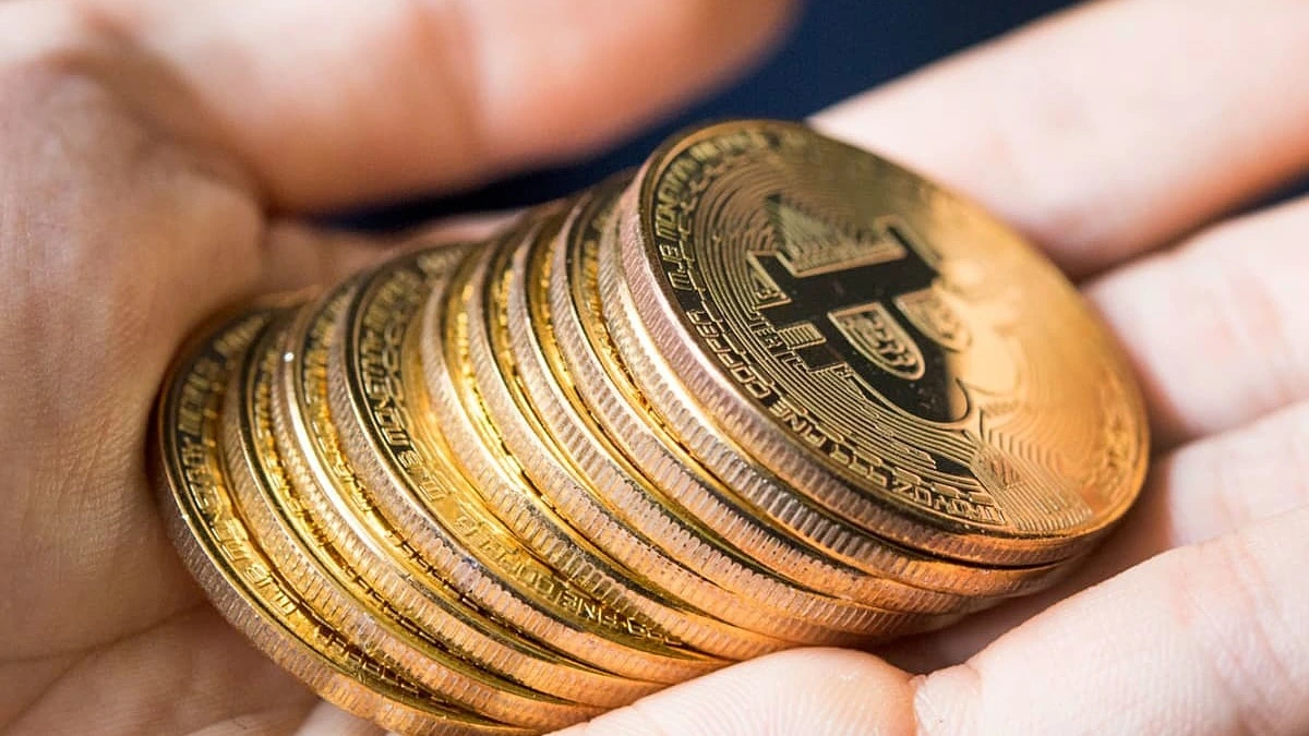 104844369-gettyimages-bitcoin-6147-3815-1789995040.jpg