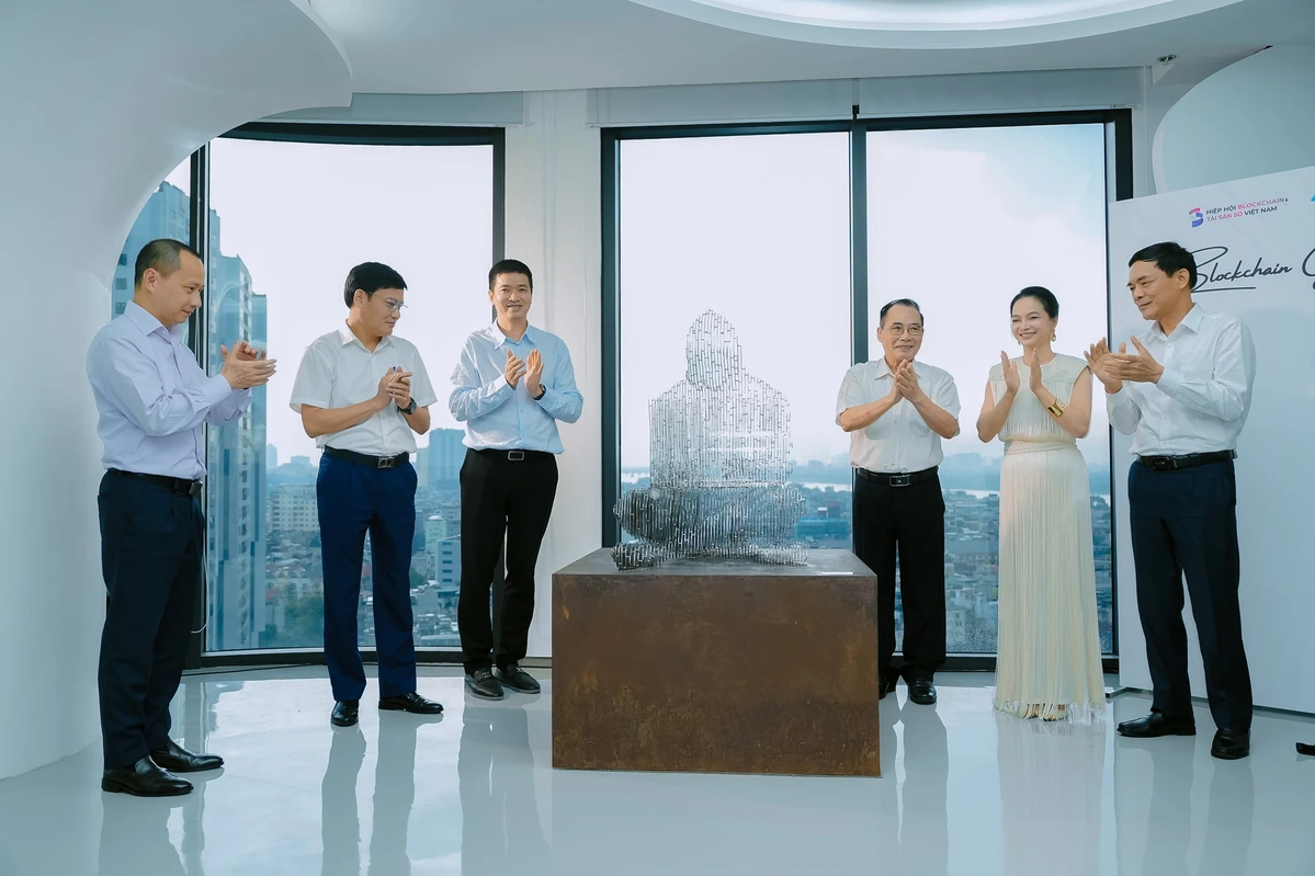 Tượng-Satoshi-tại-Việt-Nam