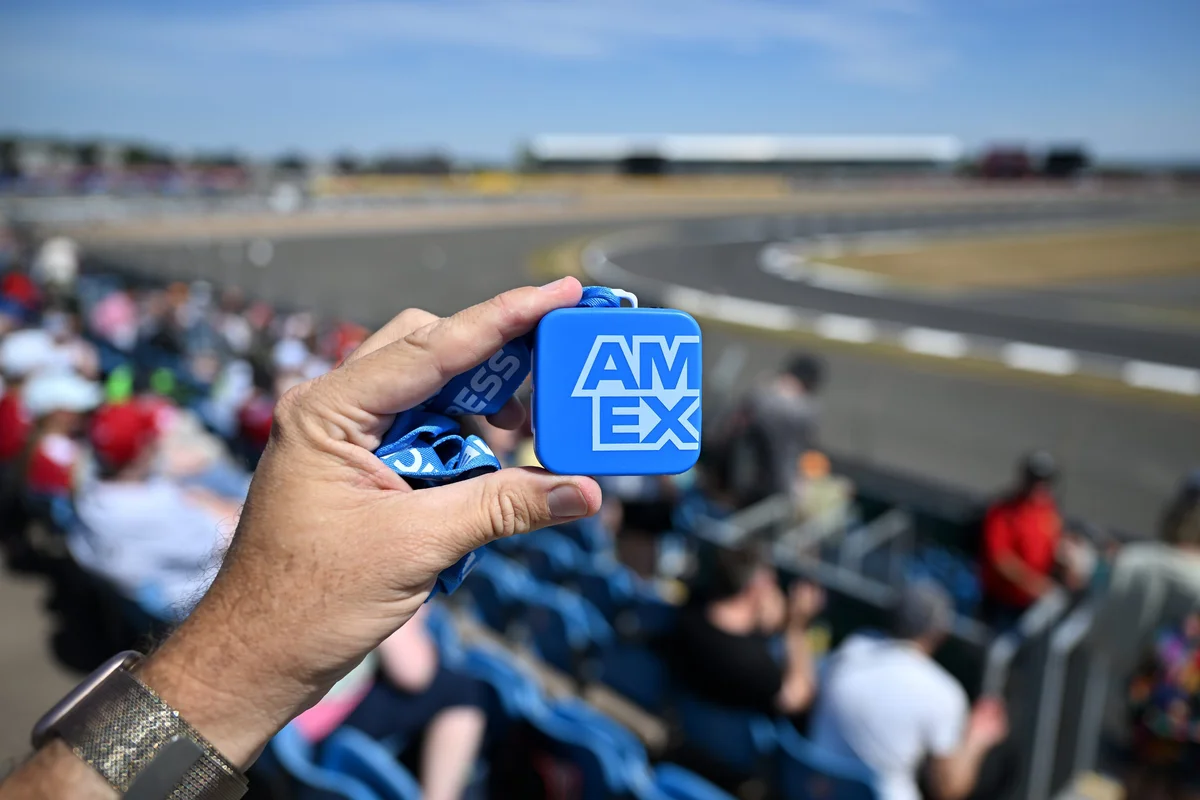 American-Express-ra-mat-tem-du-lich-NFT-tren-Base