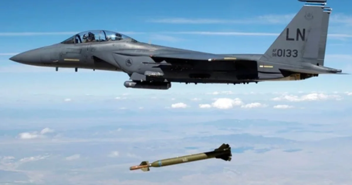 Mỹ ném bom các khu phóng tên lửa của Iran dọc eo biển Hormuz, khiến giá dầu Brent bật tăng mạnh 116 USD/thùng