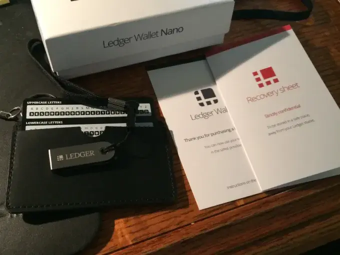 Ledger-và-các-sản-phẩm-giả-mạo