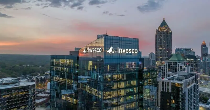 toa-nha-tap-doan-invesco-tai-pho-wall-va-bieu-tuong-cac-dong-stablecoin-ky-thuat-so-blockhay