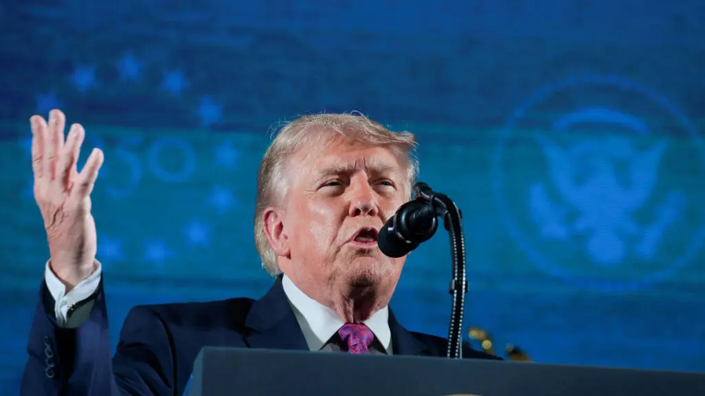 Donald-Trump-và-mối-liên-hệ-với-tiền-điện-tử