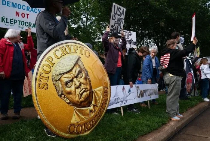cac-nha-dau-tu-thua-lo-vi-dong-tien-so-mang-ten-ong-trump-blockhay