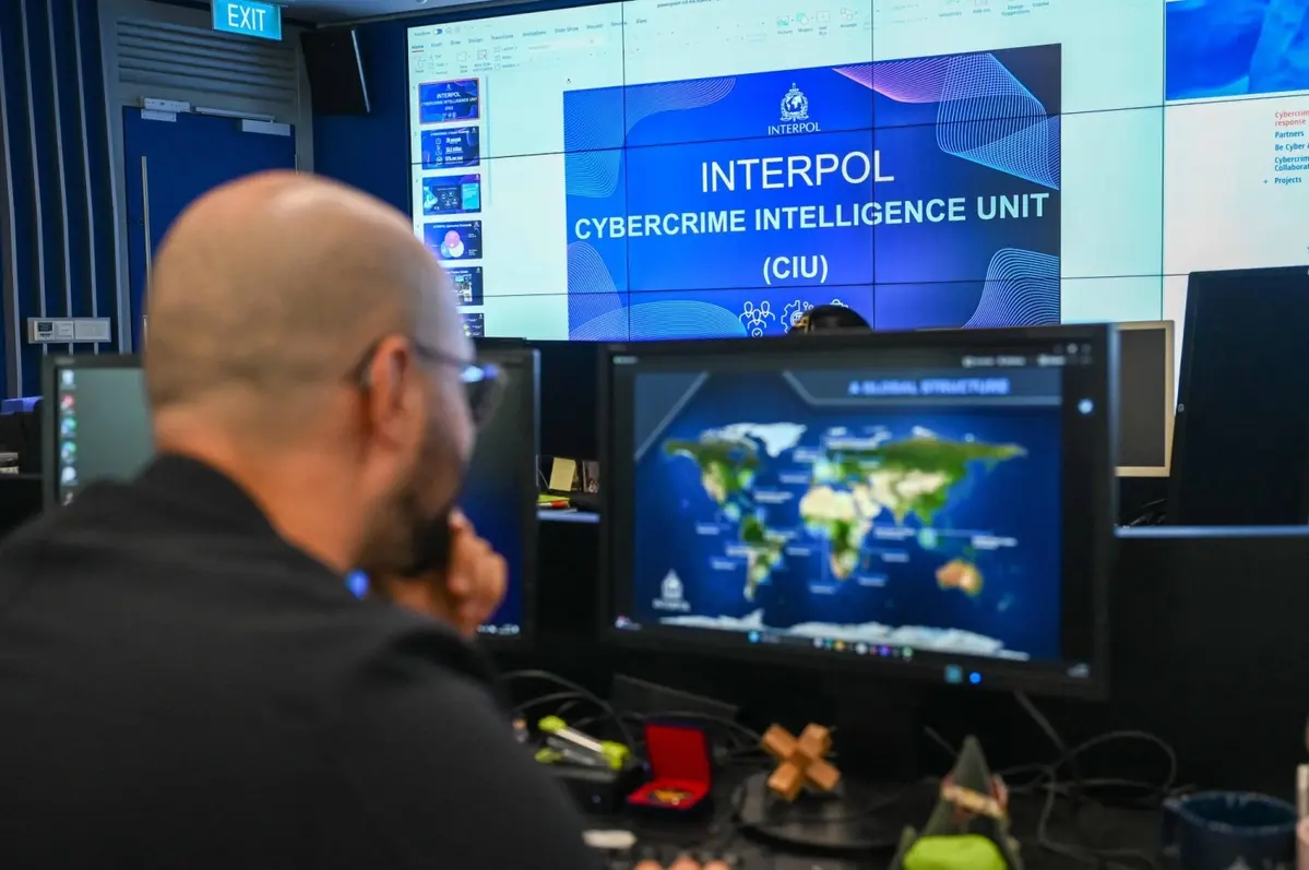 nhan-vien-interpol-lam-viec-tai-trung-tam-cong-nghe-cao-singapore-blockhay