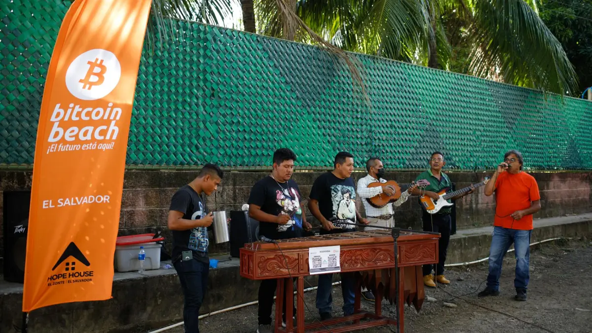 nguoi-dan-el-salvador-quay-lai-voi-tien-mat-thay-vi-dung-bitcoin-blockhay